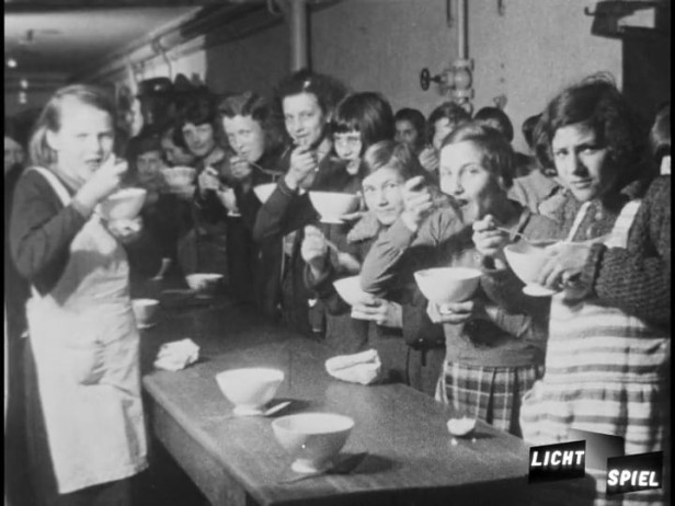 Suppenverteilung in der Schule