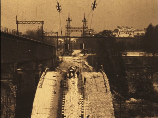 Der Brückenbogen ist auch heute noch begehbar - als gedeckter Gang innerhalb der fertigen Brücke.