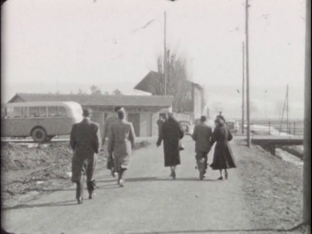 Auf dem Weg zum Stadion «Brühl» - hier noch mit Holztribüne (Filmstill)