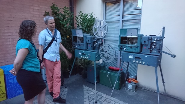 Die beiden Projektoren warten auf ihren Einsatz in Bologna. (Foto: Raff Fluri)